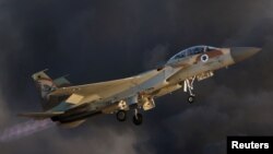 Sebuah pesawat tempur F-15 milik Angkatan Udara Israel melintas untuk demo penerbangan di pangkalan udara Hatzerim di selatan Israel, 30 Juni 2016.