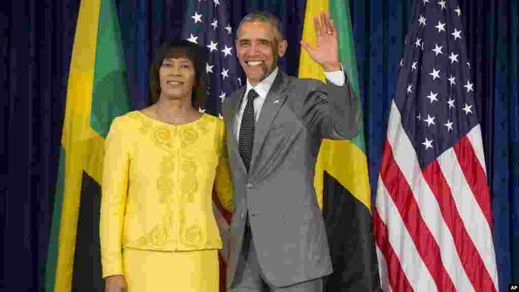 Le président Barack Obama pose pour une photo avec le Premier ministre jamaïcain Portia Simpson-Miller, avant leur rencontre bilatérale à la Maison de la Jamaïque, le jeudi 9 Avril, 2015 Kingston, en Jamaïque.