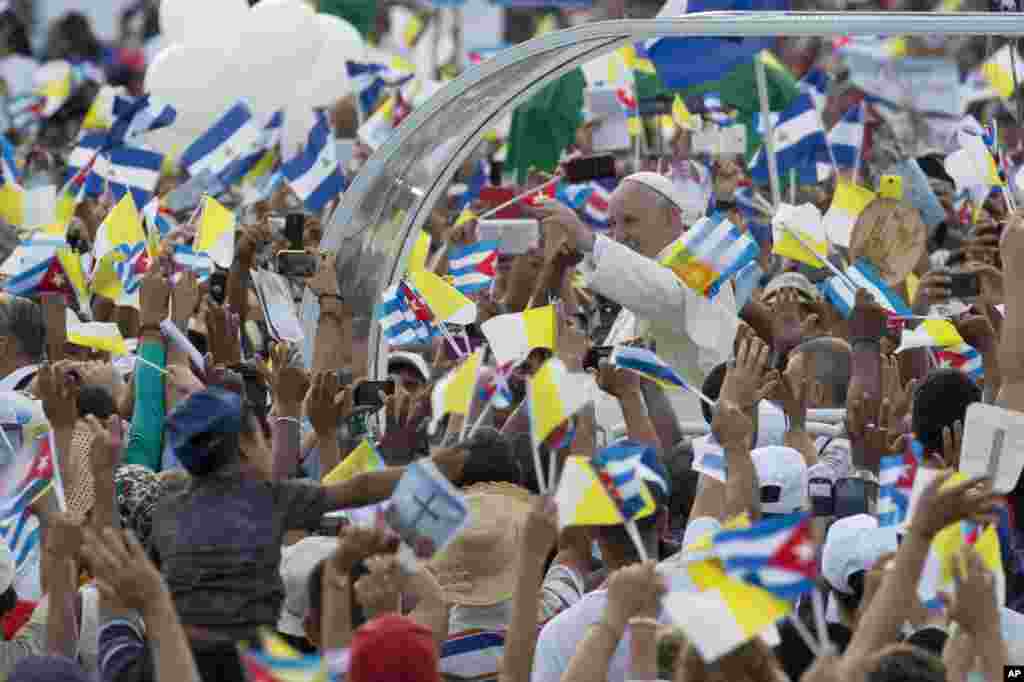 Paus Fransiskus tiba untuk Misa Minggu di Lapangan Revolusi di Havana, Kuba.