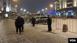索契奥运开幕当天，莫斯科市中心军警密布，这是在国家杜马大楼前(美国之音 白桦)