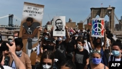 Para pengunjuk rasa berdemonstrasi memprotes kematian George Floyd di Jembatan Brooklyn, New York, 4 Juni 2020. 