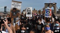 Demonstranti na Bruklinskom mostu u Njujorku