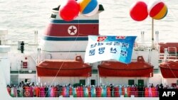 지난 2002년 9월 부산 아시안게임 당시 북한 응원단을 태운 '만경봉 92호'가 부산 다대포항에 입항하고 있다.