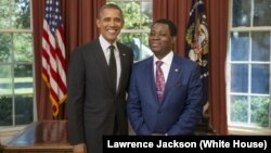Duta Besar Guinea Khatulistiwa untuk AS, Ruben Maye Nsue Mangue (kanan) saat bertemu Presiden Obama di Gedung Putih (foto: dok).