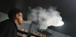 Bagi pemakainya, vape membantu mengalihkan mereka dari rokok konvensional. (Foto: VOA/ Nurhadi)