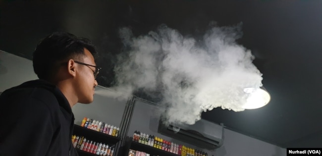 Bagi pemakainya, vape membantu mengalihkan mereka dari rokok konvensional. (Foto: VOA/ Nurhadi)