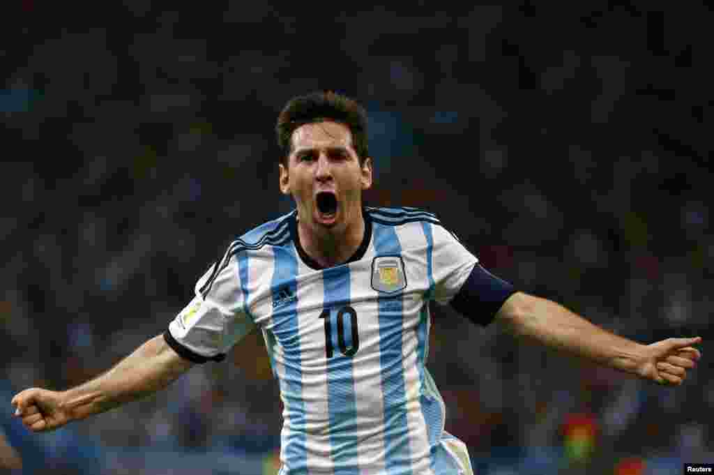 Bintang Argentina Lionel Messi merayakan gol dalam pertandingan melawan Bosnia dan Herzegovina di stadiun Maracana, Rio de Janeiro (15/6). (Reuters/Michael Dalder)