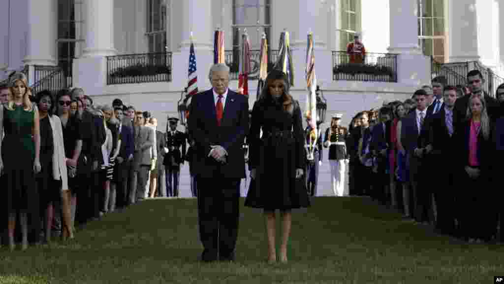 도널드 트럼프 미국 대통령과 부인 멜라니아 여사가 11일 오전 백악관에서 9.11 테러 16주기를 맞아 희생자들을 추모하는 묵념을 하고 있다.