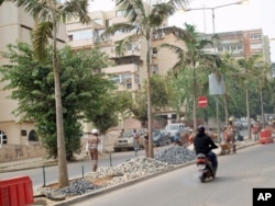 Av. Marien Nguabi, Luanda, em Julho de 2011