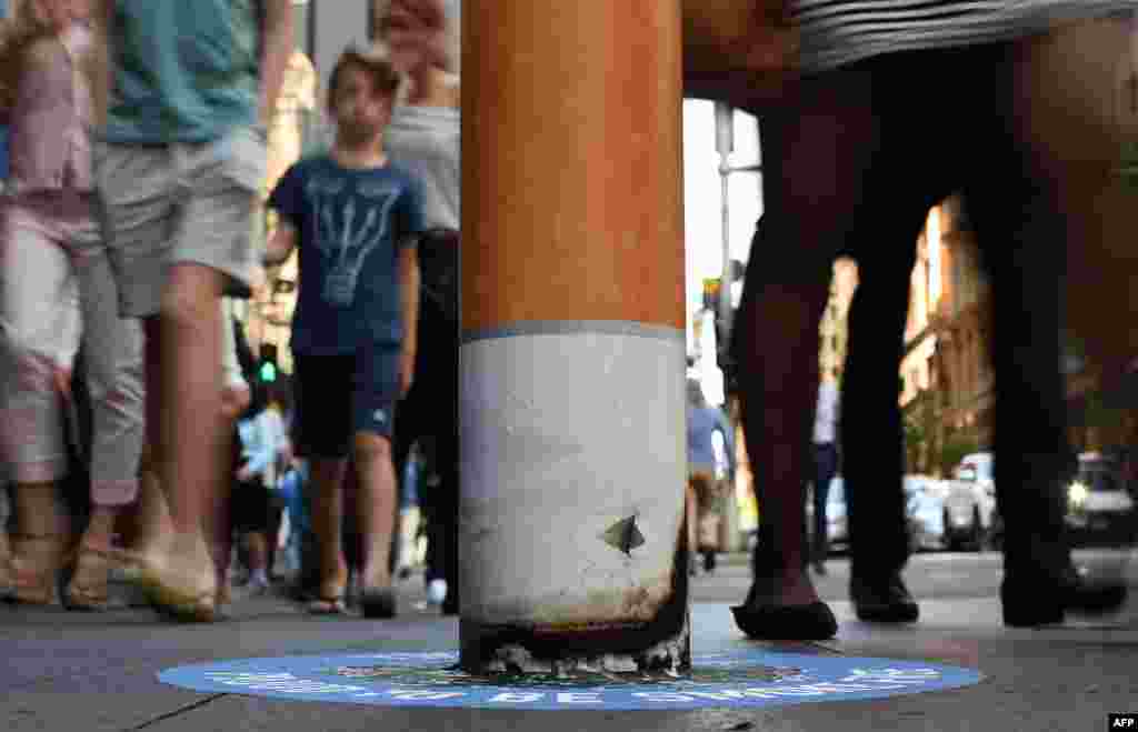 این سیگار بزرگ خاموش شده در پیاده&zwnj;رویی در شهر سیدنی استرالیا تازه ترین تلاش برای جلب توجه&zwnj;ها جهت کاهش مصرف سیگار است.