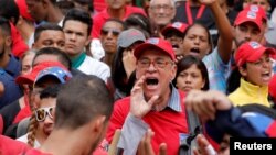 Seguidores del presidente Maduro protestan frente a las oficinas de la fiscal general Luisa Ortega, una de las críticas de la Constituyente.