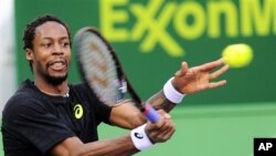 Petenis Prancis Gael Monfils mengembalikan bola kepada petenis Jerman Daniel Brands dalam babak perempat final turnamen Qatar Terbuka di Doha (foto, 3/1/2013).