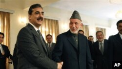 Afghan President Hamid Karzai, right, shakes hand with Pakistan's Prime Minister Yusuf Raza Gilani, after giving a joint press conference at the presidential palace in Kabul, Afghanistan, 04 Dec 2010