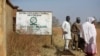 Orang tua dari siswa sekolah menengah Ilmu Pemerintah yang hilang menunggu berita tentang anak-anak mereka di Kankara, Nigeria, Selasa, 15 Desember 2020. (Foto: AP)