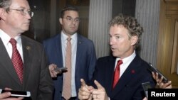 ສະມາຊິກສະພາສູງ ທ່ານ Rand Paul(ຂວາ) ພົບປະກັບ ນັກຂ່າວ ຫຼັງຈາກທີ່ນຳພາ ການຄັດຄ້ານ ໂຄງການຕິດຕາມ
ສິ້ງຊອມ ຂອງລັດຖະບານ ທີ່ກ່ຽວພັນກັບ ການເກັບກຳບັນ
ທຶກທາງໂທລະສັບ ຈາກບໍລິສັດໂທລະສັບເອກະຊົນຕ່າງໆ, ຢູ່ລັດຖະສະພາ, ນະຄອນຫຼວງວໍຊິງຕັນ, ວັນທີ 31 ພຶດສະພາ 2015. 