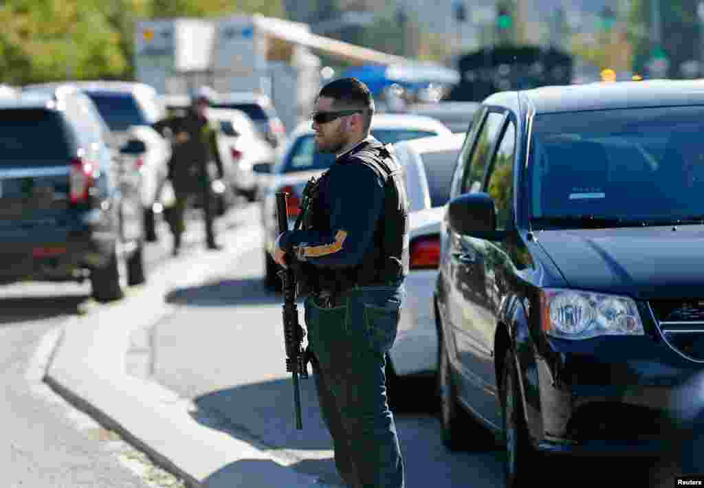Polisi dan agen federal berjaga-jaga di lokasi penembakan di San Bernardino, California (2/12). (Reuters/Mario Anzuoni)