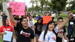Para imigran melakukan unjuk rasa di negara bagian Arizona, AS menentang undang-undang imigrasi baru (foto: dok). 