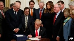 Tổng thống Donald Trump ký luật ứng phó với nạn dịch opioid trong Phòng Đông của Nhà Trắng, ngày 24 tháng 10, 2018, ở Washington.