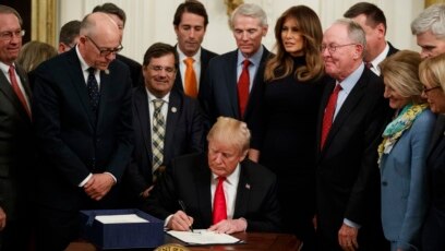 Tổng thống Donald Trump kí luật ứng phó với nạn dịch opioid trong Phòng Đông của Nhà Trắng, ngày 24 tháng 10, 2018, ở Washington.
