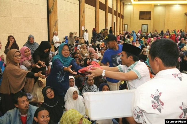 Bupati Lumajang Thoriqul Haq (berkopiah hitam) dalam acara kampanye Pilkada (foto: courtesy). Thoriqul Haq telah meminta maaf atas pernyataannya yang disebutnya sebagai "guyonan"