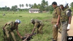သီရိလကၤာအစိုးရ ရဲအရာရွိမ်ား တမီလ္က်ား အေလာင္းမ်ားကို စစ္ေဆးေနစဥ္ (ဇန္နဝါရီ ၉ ၂၀၀၇) 