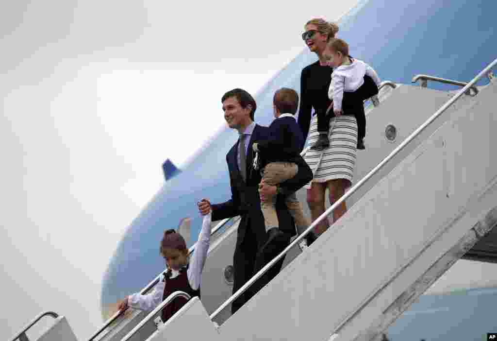 阿拉贝拉&middot;库什纳，她的父亲，白宫高级顾问贾里德&middot;库什纳抱着儿子约瑟夫&middot;库什纳，伊万卡&middot;川普抱着儿子西奥多&middot;库什纳，在佛罗里达州西棕榈滩的棕榈滩国际机场走下总统专机空军一号。伊万卡（Ivanka Trump）穿着她自己产品品牌的裙子。（2017年3月3日）
