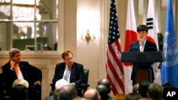 지난 9월 뉴욕 월도프아스토리아 호텔에서 열린 북한 인권 행사에서 존 케리 미국 국무장관(왼쪽)과 로버트 킹 북한인권특사가 북한 정치범 수용소 출신 탈북자 신동혁 씨의 연설을 듣고 있다.