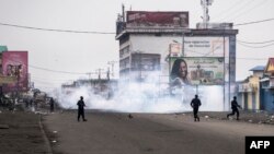 La police lance des gaz lacrymogènes contre des manifestants lors d'une marche contre Kabila qui appelle à sa démission, le 21 janvier 2018 à Kinshasa.