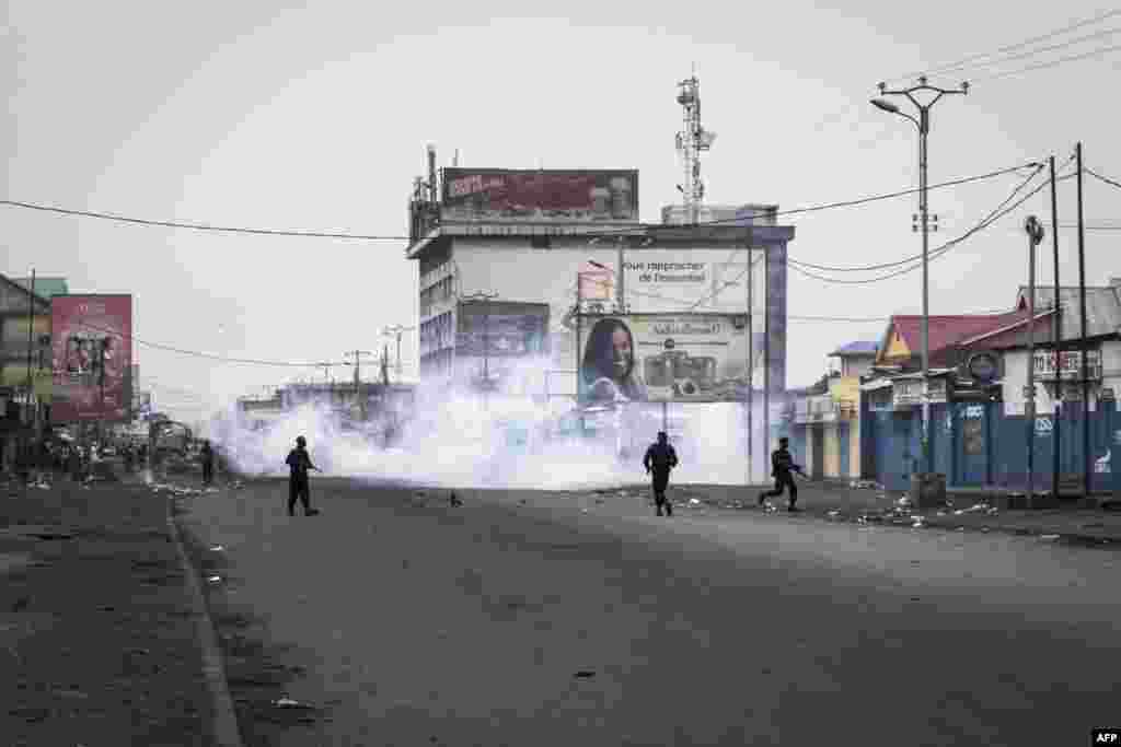 La police lance des gaz lacrymogènes contre des manifestants lors d'une marche contre Kabila qui appelle à sa démission, le 21 janvier 2018 à Kinshasa.