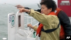 တောင်ကိုရီးယားသမ္မတ Park Geun-hye - Sewol သဘောၤနစ်မြုပ်ရာကို Jindo ကျွန်း ကမ်းခြေစောင့်သင်္ဘေပေါ်မှ ကြည့်ရှုနေစဉ်။