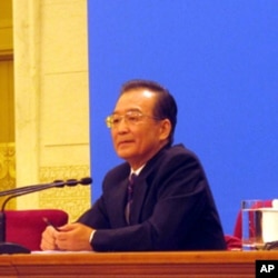 资料照：中国时任总理温家宝在2012年的“两会”后举行记者会。