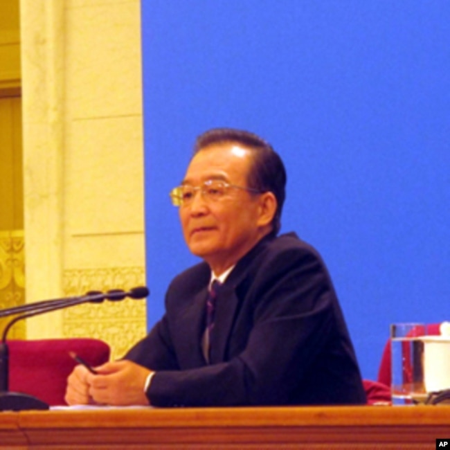 资料照:中国时任总理温家宝在2012年的“两会”后举行记者会。