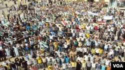 Demonstran anti pemerintah melakukan protes di kota Homs (foto: dok). Gerakan oposisi di Suriah mendapat semangat baru dengan tewasnya Gaddafi.