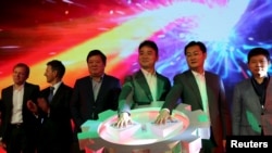 京东首席执行官兼创始人刘强东和腾讯董事长兼首席执行官马化腾2015年10月17日在北京参加这两个集团的战略合作发布会。