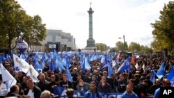 Polisi berunjuk rasa memprotes kondisi kerja yang buruk, kurangnya peralatan dan kantor polisi yang bobrok, di Paris, Rabu, 2 Oktober 2019. 