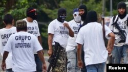 Miembros de un grupo civil de autodefensa en Michoacán. En Estado también ha aparecido un grupo revolucionario.