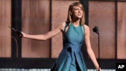 Taylor Swift lors des Grammy Awards à Los Angeles le 8 février 2015 (AP)