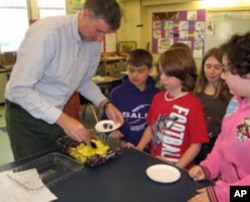 Fourth grade teacher Mark Rampone dishes out the fruit snack for his students.