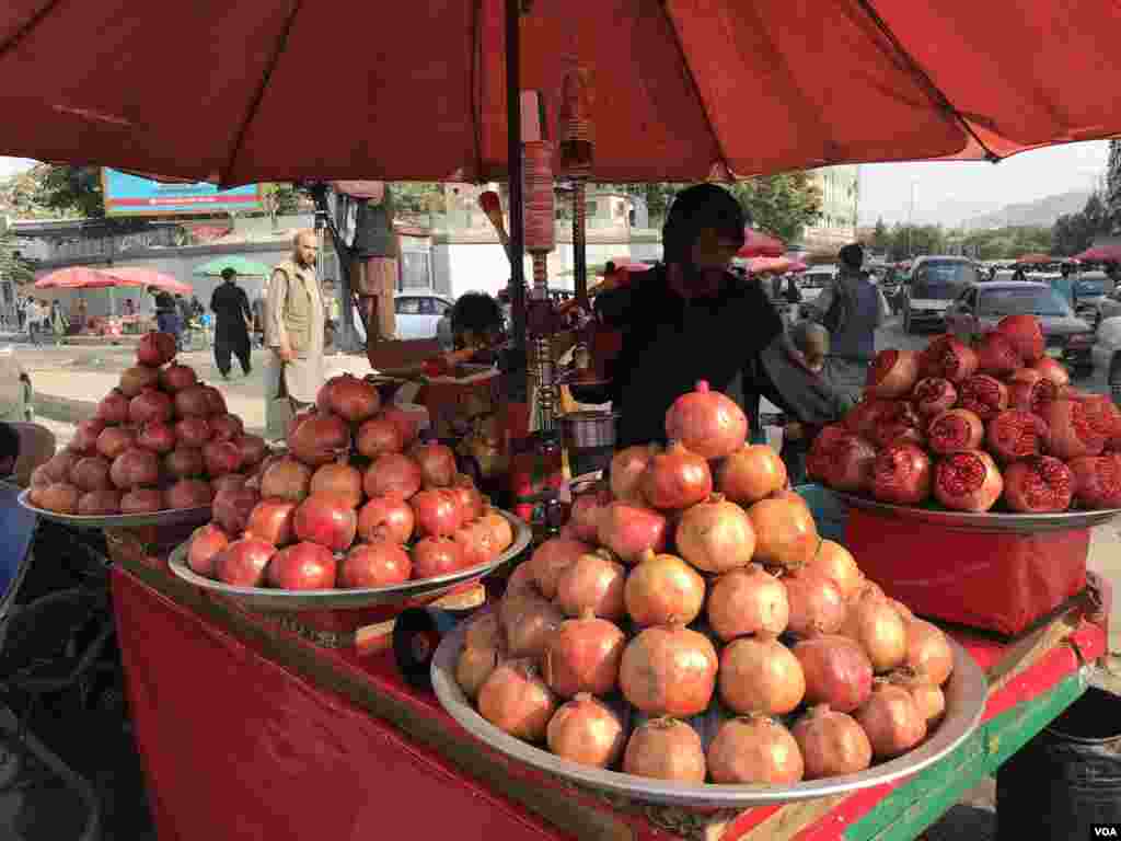 افغانستان سے انار برآمد بھی کیا جاتا ہے جب کہ ملک میں بھی اس کی مانگ ہے۔