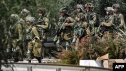 Tentara Israel berdiri di pos pemeriksaan dekat perbatasan dengan Jalur Gaza di Kota Sderot di selatan Israel pada 12 Oktober 2023. (Foto: AFP)