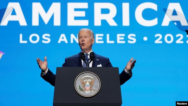 El presidente de EEUU, Joe Biden, pronuncia el discurso inaugural de la ceremonia de apertura de la IX Cumbre de las Américas, en el Teatro Microsoft de Los Ángeles, el 8 de junio de 2022.