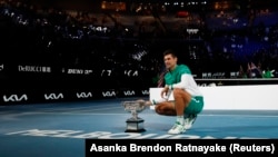 Novak Đoković pozira sa trofejem pobednika Austrelijen opena, 21. februar 2021. (Foto: Reuters/Asanka Brendon Ratnayake)