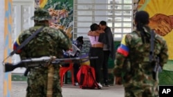 ARCHIVO - El exrehén y soldado del ejército colombiano Juan David Estrada (cent.) abraza a su esposa luego de ser liberado por disidentes de las Fuerzas Armadas Revolucionarias de Colombia, en Tacueyo, el martes 26 de septiembre de 2023. 