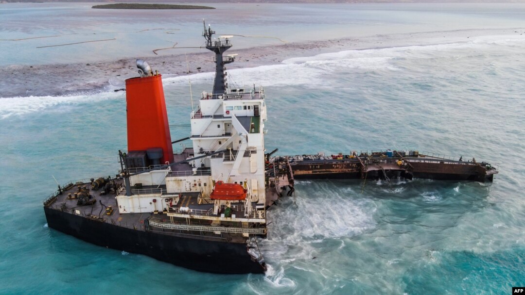Kapal induk MV Wakashio, milik perusahaan Jepang Mitsui O.S.K. Lines (MOL), kandas dan pecah menjadi dua bagian di dekat Blue Bay Marine Park, 17 Agustus 2020. (Foto: AFP)