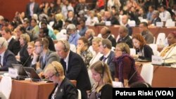 Peserta Prepcom 3 UN Habitat III sedang mengikuti pleno. (VOA/Petrus Riski)