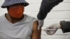 Un volontaire reçoit une injection lors du premier essai clinique humain du pays pour un vaccin potentiel contre le nouveau coronavirus, à l'hôpital Baragwanath de Soweto, en Afrique du Sud, le 24 juin 2020.