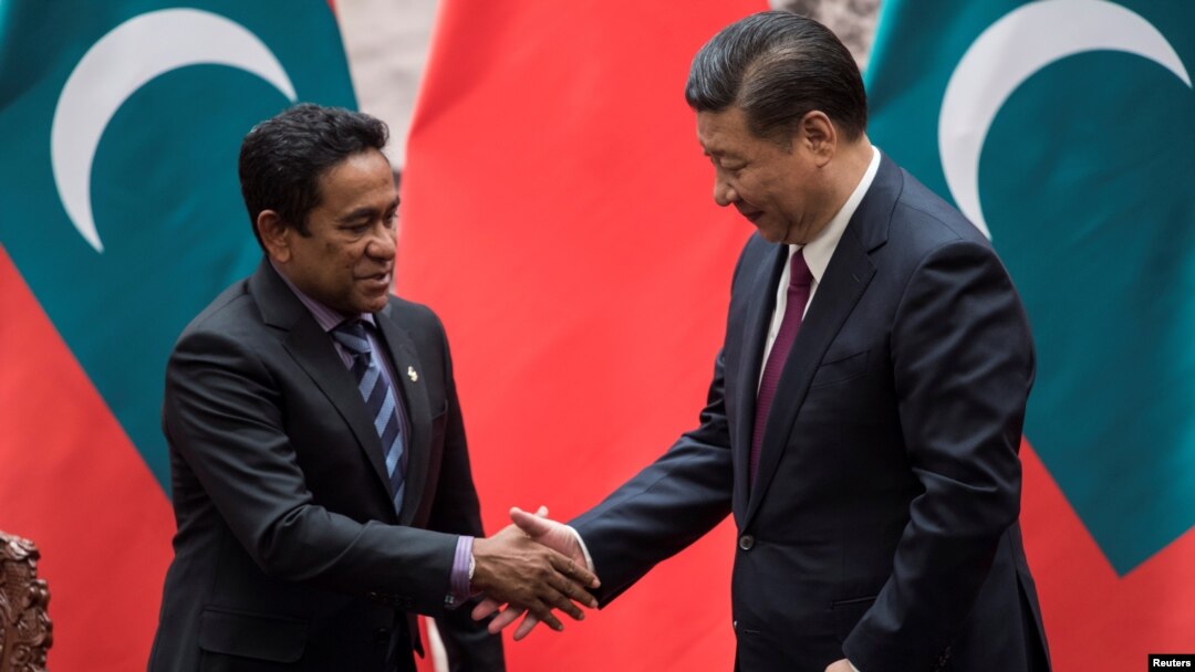 前马尔代夫总统阿卜杜拉·亚明与中国国家主席习近平在北京人大会堂的一个签字仪式上握手。（2017年12月7日）