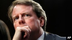 Penasihat Gedung Putih Don McGahn, mendengarkan saat dia menghadiri sidang konfirmasi calon Mahkamah Agung Brett Kavanaugh di hadapan Komite Kehakiman Senat di Capitol Hill di Washington, 4 September 2018. (Foto: AP)