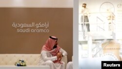 Seorang pegawai Saudi Aramco duduk di stan perusahaan dalam sebuah pameran industri kilang dan petrokimia di Manama, Bahrain, 27 September 2016. 