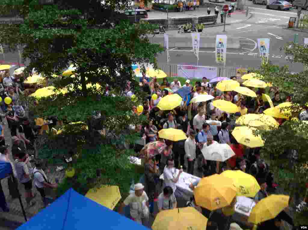 港人重返金钟纪念雨伞革命两周年(美国之音海彦拍摄)